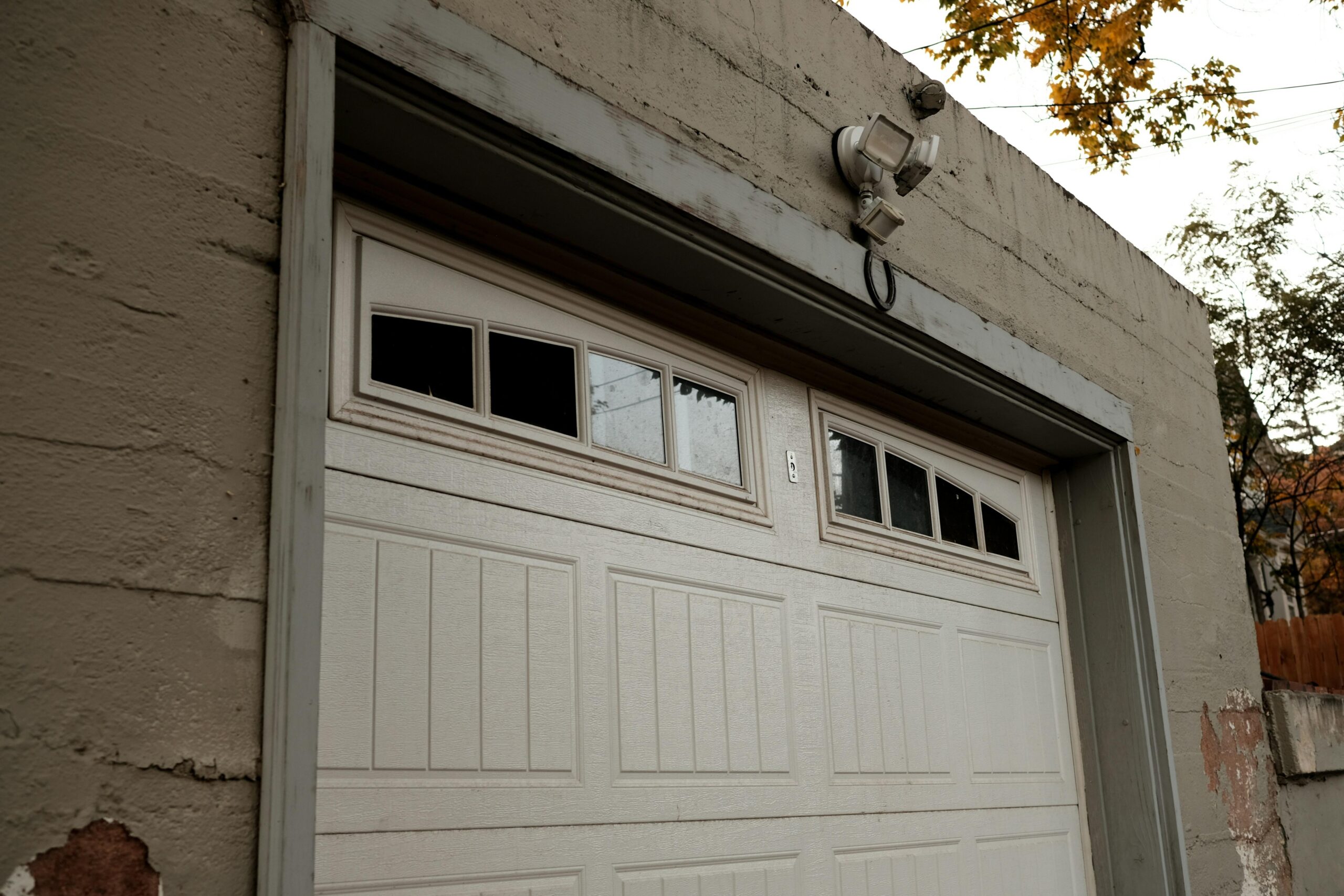 Read more about the article Why You Should Add a Smart Lock to Your Garage Door